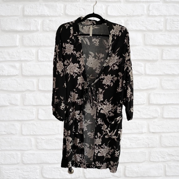 Spiritual Gangster Kimono - Picture 2 of 2